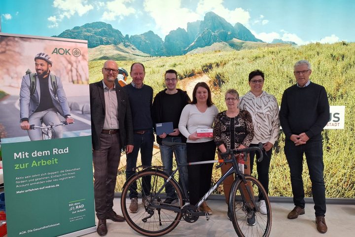 Abschlussveranstaltung „Mit dem Rad zur Arbeit 2025 beim Radhaus Ingolstadt“: v.l. Ulrich Resch (Direktor AOK Ingolstadt), Martin Willner (Geschäftsführer Willner Fahrradzentrum Ingolstadt), Andreas Schmid (Regionaler Gewinner), Monika Eberl (Regionale Gewinnerin), Uschi Feyrer-Ziob (Vertreterin ADFC Ingolstadt), Birgit Sitzmann (Gastgeberin und Geschäftsführerin Radhaus Ingolstadt) und Fritz Reischl (Radhaus Ingolstadt)