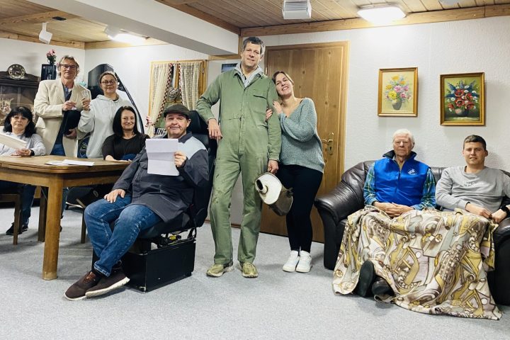 Bild: Die Laienspieler der Haunstädter Theaterbühne mit ihrem Regisseur Hans Einemann (2.v.re.) bei den Proben zu ihrem 3-Akter „Polnische Wirtschaft“ im Sportheim des TSV Oberhaunstadt