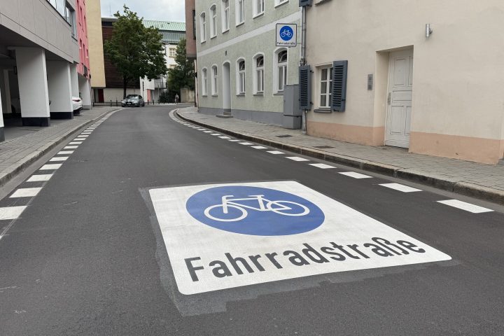 Bild: Fahrradstraßen gehören zum Ingolstädter Radwegenetz. Hier haben Radfahrer Vorrang, für alle Fahrzeuge gilt Tempo 30./Hartmann
