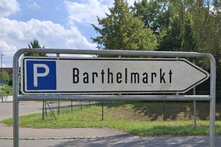 P Schild Barthelmarkt/Markt Manching