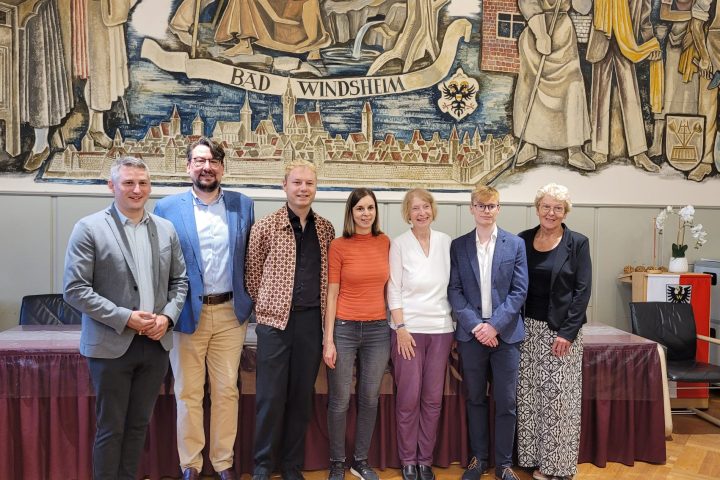 Feierliche Eröffnung der Bayerischen Bibliothekenstraße in Bad Windsheim mit (von links) Philipp Flierl (Erster Bürgermeister Bad Windsheim), Matthias Nicklaus (Stadtarchiv Ingolstadt), Jan Soldin (Museum Otto Schäfer in Schweinfurt), Maria Eppelsheimer (Wissenschaftliche Stadtbibliothek Ingolstadt), Stella Bartels-Wu (Stadtarchiv Bad Windsheim), Jochen Ringer (Geschichts- und Heimatverein Neustadt an der Aisch) und Ingrid Bauereiß (Bibliothek der Evangelisch-lutherischen Kirchengemeinde Neustadt an der Aisch).