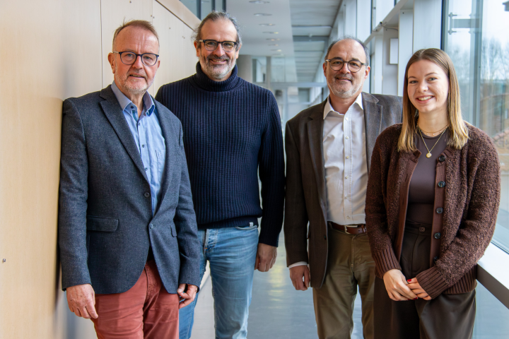 Das Handwerkszeug für erfolgreiche Beratungsprojekte zu erlernen, ist das Ziel des Consulting-Badges an der KU. Prof. Dr. André Habisch (v. l.) verantwortet diese Zusatzausbildung, in deren Rahmen Dr. Franz Glatz einen ganz besonderen Pro-Bono-Kurs anbietet. Wie bereichernd dieser ist, konnten Lebenshilfe Bayern Mitte-Geschäftsführer Andreas Jehn und Studentin Annalena Foth selbst herausfinden. (Foto: upd/ Wagner)
