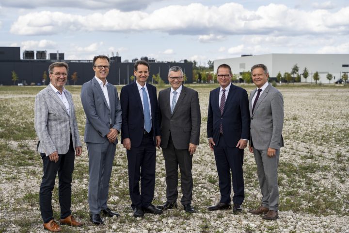 v.l. Norbert Forster (Vorstand IFG und Geschäftsführer IN-Campus GmbH), Dr. Christof Messner (Geschäftsführer IN-Campus GmbH), OB Michael Kern, Staatsminister Florian Herrmann, Georg Rosenfeld (Vorstand IFG), Alfred Grob (MdL). Foto: Wobker/Stadt Ingolstadt