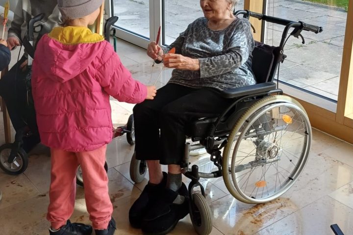 Kinder basteln für Senioren
