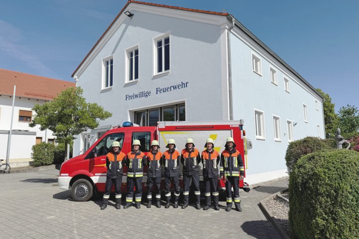 Lobsingen Floriansjünger vorm Feuerwehrhaus/Foto: Treffer