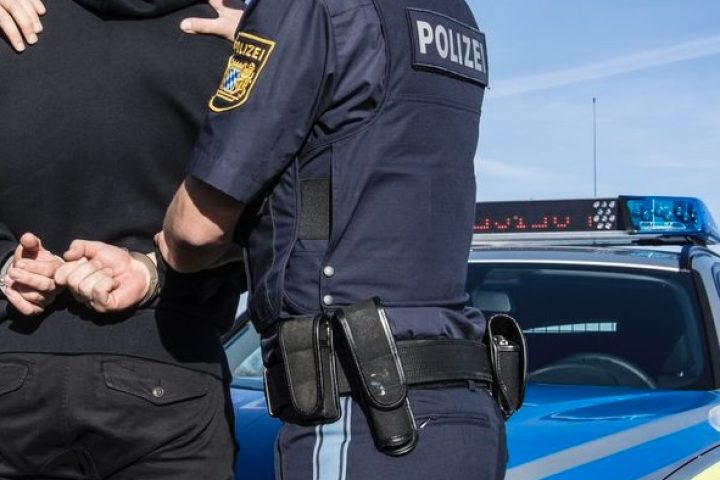 Handschellen Polizisten Festnahme Haft