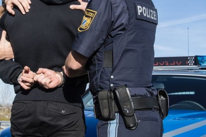 Handschellen Polizisten Festnahme Haft
