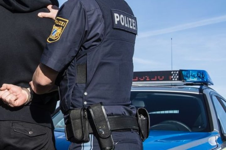 Handschellen Polizisten Festnahme Haft
