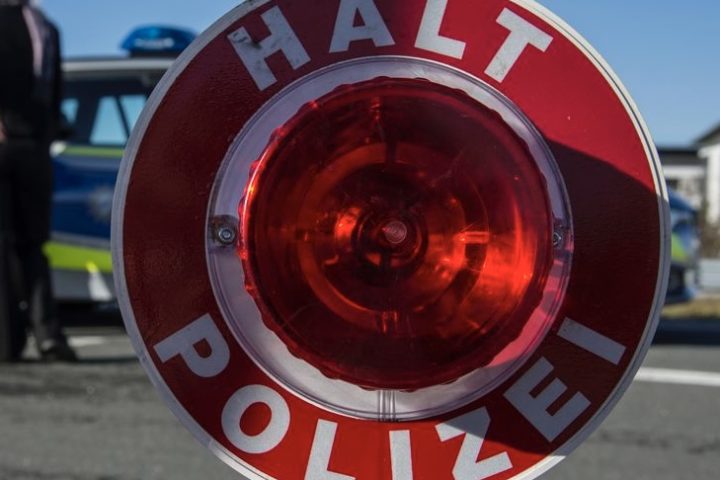 Polizei Straße Verkehrskontrolle Kelle Halt Stopp