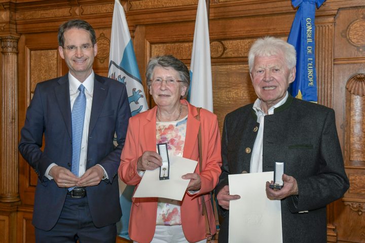 Der Bayerische Ministerpräsident, Dr. Markus Söder, hat Regina Bürkl und Harald Deiner in Anerkennung ihrer ehrenamtlichen Verdienste das Ehrenzeichen des Bayerischen Minister-präsidenten verliehen. 
Die Aushändigung der Ehrenzeichen und der Verleihungsurkunden durch Oberbürgermeister Dr. Michael Kern findet im Rahmen eines Empfangs am Mittwoch, den 21. Mai 2025 im Historischen Sitzungssaal des Alten Rathauses statt.