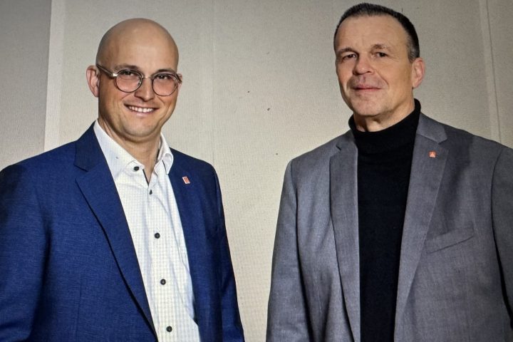 Gesamtbetriebsratsvorsitzendem Jörg Schlagbauer und Neckarsulmer Betriebsratsvorsitzendem Rainer Schirmer