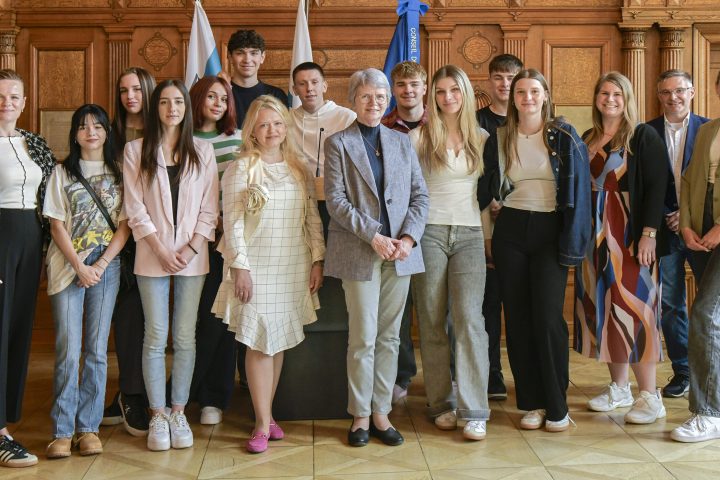 Am 3. Juni 2025 empfängt Bürgermeisterin Dr. Dorothea Deneke-Stoll eine Gruppe von Gastschülerinnen und -schülern mit ihren Betreuern aus dem Druga Kragujevacka Gimnazija der Partnerstadt Kragujevac/ Serbien im Historischen Sitzungssaal des Alten Rathauses.
Sinn des Austausches mit dem Katharinen-Gymnasiums ist es, Jugendlichen beider Länder zu ermöglichen, sich auch auf per-sönlicher Basis näher kennen und verstehen zu lernen. Die Partnerschaft und der damit verbundene Schüleraustausch bie-ten den Schülerinnen und Schülern die Möglichkeit einer besse-ren Völkerverständigung und einer vertieften Beschäftigung mit allen Aspekten der Lebenswirklichkeit im jeweils anderen Land. 
Die Schülerinnen und Schüler aus Serbien können außerdem ihre Deutschkenntnisse vervollkommnen.
Der Austausch zwischen dem Druga Kragujevacka Gimnazija und dem Katharinen-Gymnasium besteht bereits seit 2011.