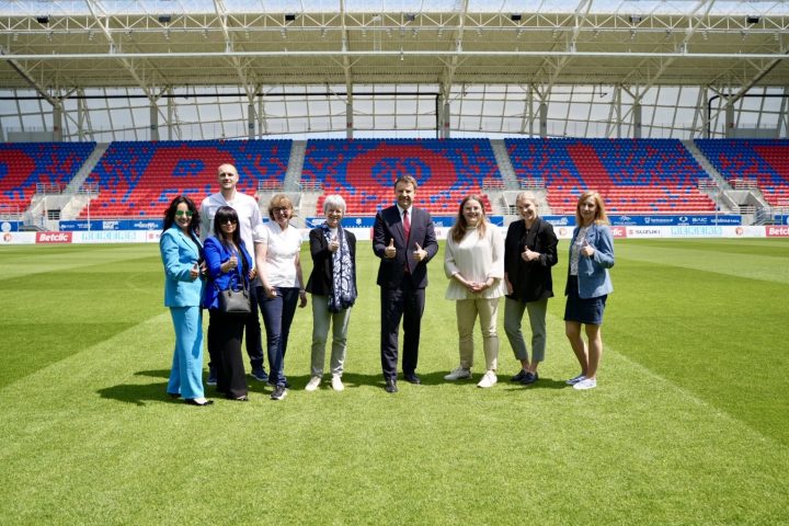 Foto, copyright Stadt Opole: Stadtpräsident Arkadiusz Wi?niewski (Mitte) mit den Delegationen aus Ingolstadt und Mühlheim an der Ruhr sowie Vertretern der Stadtverwaltung Opole beim Besuch des neuen Fußballstadions in Opole, der Itaka Arena, für die der Audi Sportpark Vorbild war.