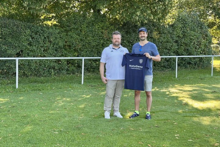 Foto sind links Markus Greif, der Vorsitzende des SV Haunwöhr, und rechts Alexander Martens, der Geschäftsführer von NatuGena,