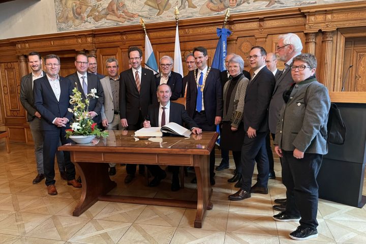 Bayerns Wirtschaftsminister Hubert Aiwanger trägt sich in das Goldene Buch der Stadt Ingolstadt ein