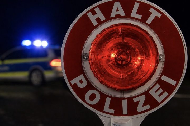 Polizei Straße Verkehrskontrolle Kelle Halt Stopp nachts