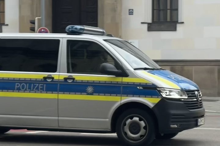 Polizeimeldung Einsatzwagen Straße Unfall Foto: ell/bauer