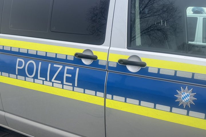 Polizeimeldung Einsatzwagen Straße Unfall  Foto: el