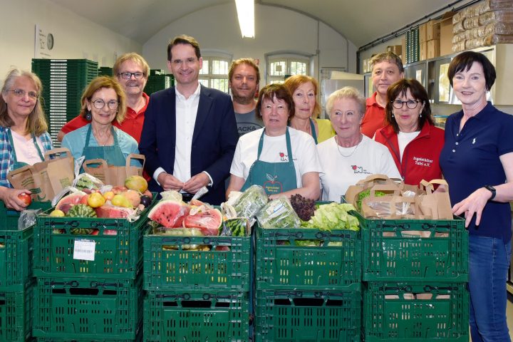 OB Kern zu Besuch bei der Ingolstädter Tafel