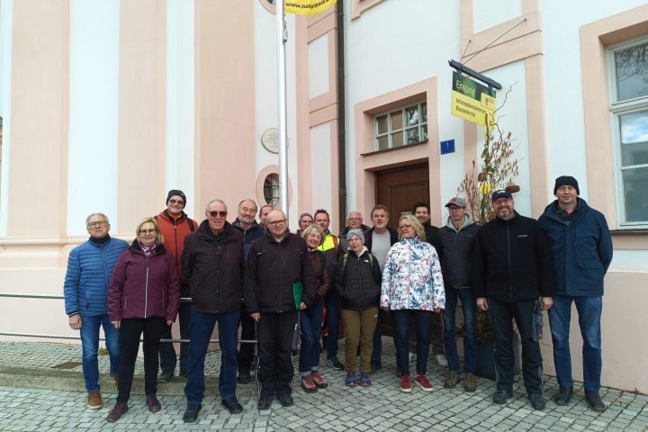 BU-Info: Seminarleiter Martin Gabriel (6. v. links) mit den Teilnehmenden des Beschilderungsseminars (Foto: Naturpark Altmühltal).