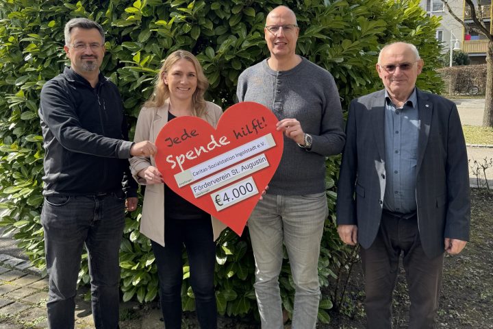 Bildunterschrift: Von links: Janusz Maćkiewicz, Pfarrvikar der Ingolstädter Pfarreien St. Augustin und St. Canisius, Nathalie Rost, Geschäftsführung der Caritas-Sozialstation Ingolstadt, Albert Schloderer, Kassierer des Fördervereins für häusliche Krankenpflege St. Augustin, sowie Magnus Maurus, Vorsitzender des Fördervereins für häusliche Krankenpflege St. Augustin.