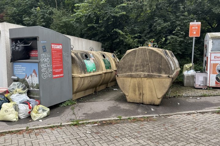 Müll/Wertstoffinsel