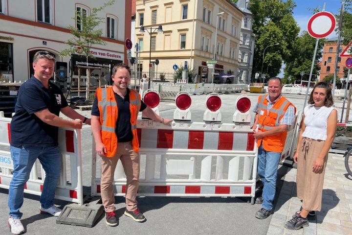 Sie freuen sich über die Fertigstellung des letzten Teilstücks in der Harderstraße (v.l.): Stefan Müller, Projektleiter Ingenieurbüro Goldbrunner, Bernd Goldbrunner, Planer Tiefbauamt, Peter Walter, Leiter Straßenbau Tiefbauamt, Corina Reithmeier, Bauleiterin Tiefbauamt Foto: Stadt Ingolstadt / Gooss
