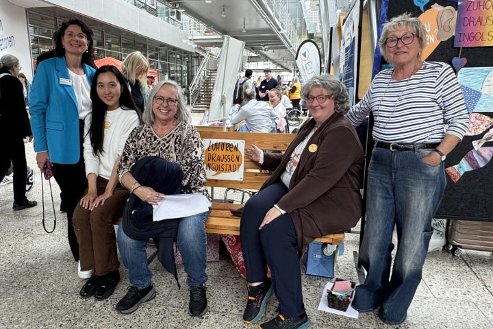 Inge Braun, Integrationsbeauftragte der Stadt Ingolstadt am Stand von Zuhören Draussen Ingolstadt