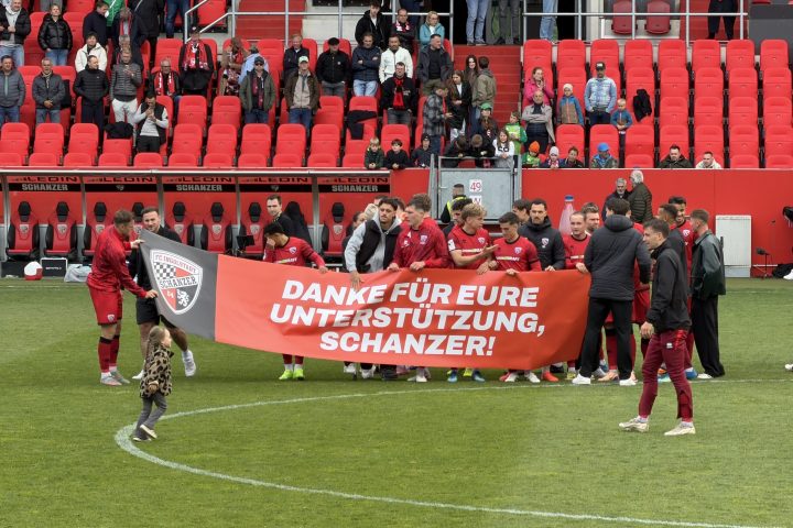 letztes Heimspiel 2026 FCI Spieler Banner Danke Foto: EL