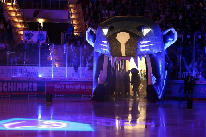 DEL - Eishockey - Saison 2019/20 - ERC Ingolstadt - Nürnberg Ice Tigers - Pantherkopf - einlauf - Foto: Jürgen Meyer