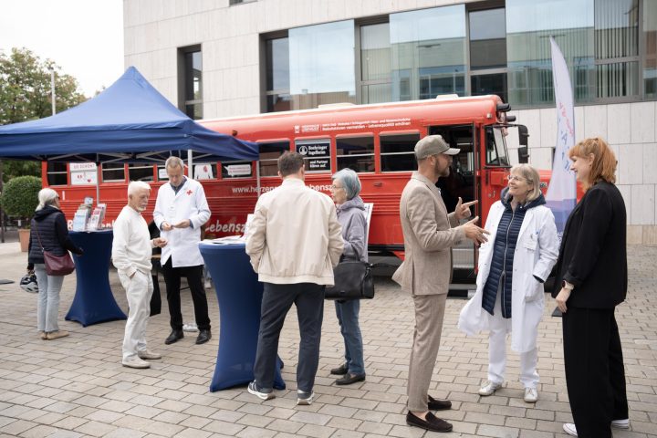 Klinikum-Menschen mit Bus_BB_klein_DSC07001
