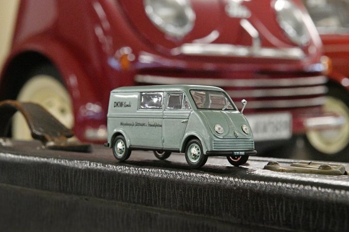 Das Sondermodell der diesjährigen Audi Modellautobörse ist ein DKW Schnelllaster im Maßstab 1:87. Der Miniatur-Schnelllaster ist auf 666 Stück limitiert und wie immer bei der Ingolstädter Börse dann in der Farbe Pink.