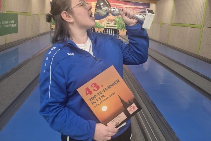 Raphaela Heinz vom TSV Nord nahm als Turniersiegerin des 43.Top 12-Turnier des ESC Ulm einen kräftigen Schluck aus dem Siegerpokal.