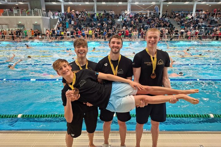 Bild: (von Strittmatter) Die erfolgreiche Silberstaffel des SC Delphin im 4x200 Meter Freistil männlich von links Valentin König, Lukas Schmidt, Alexander Reiswich, vorne Vincent Strittmatter