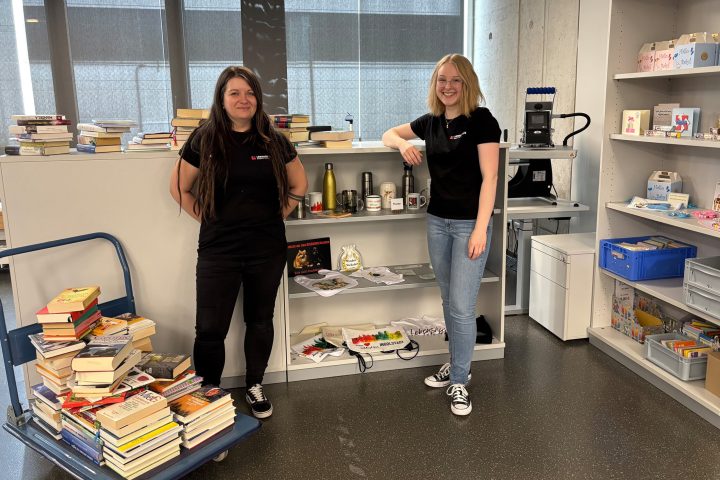 BU: Die Gruppenleiterinnen Sabrina Mager (links) und Lea Humbold (rechts) arbeiten gemeinsam mit ihren Teams an den neuen Angeboten.