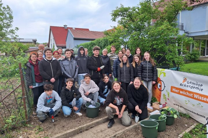 Mit Spaß beim ersten Pflanztermin dabei: Die Schülerinnen und Schüler und Lehrkräfte der Montessori Schule in Kösching zusammen mit dem Pflanzteam der GemüseAcker-demie. Auch auf dem Bild, Ulrich Resch Direktor von der AOK Ingolstadt (h.l.), Laura Steinbauer von Acker e.V. (2.h.l.) und Schulleiterin Sabine Wagener (4.h.r.) Urhebervermerk: © Rainer Stegmayr