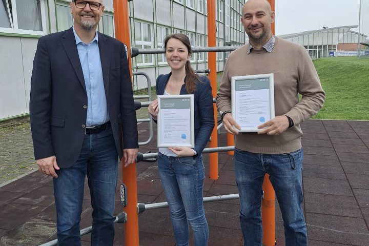Übergabe der Patenschaftsbestätigung: v.l. Ulrich Resch (Direktor AOK Ingolstadt), Sabrina Gabler-Schuster (stellv. Schulleiterin) und Lars Springwald (Schulleiter) Urhebervermerk: © Rainer Stegmayr
