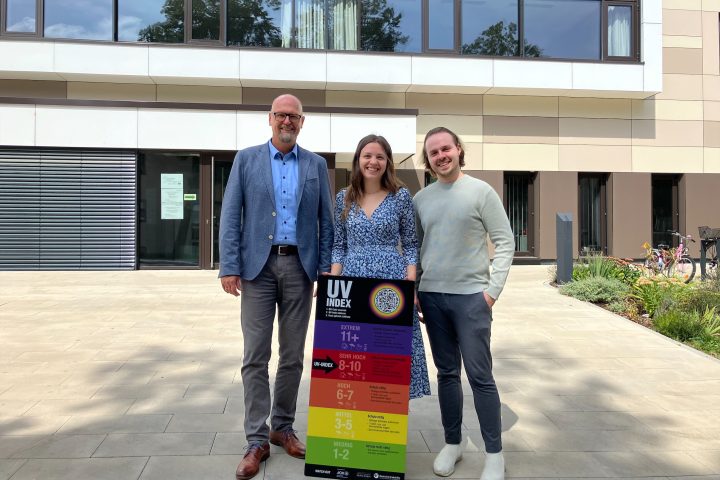 Übergabe der UV-Tafel: v.l. Ulrich Resch (Direktor AOK Ingolstadt), Anna-Lena Panzer (Geschäftsstellenleitung Gesundheitsregion plus) und Marvin Kling (Mitarbeiter Gesundheitsamt) Urhebervermerk: © Lena Kurzhals