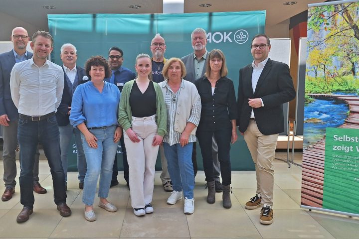 Gruppenbild nach der Vergabesitzung: v.l. Ulrich Resch (AOK-Direktor), Rainer Stegmayr (AOK-Vertreter Krankenkassenbei-rat Runder Tisch Region 10 Ingolstadt), Christian Ponzer (Beiratsvorsitzender der AOK Ingolstadt), Anita Bordon-Kornke (Gesundheitsamt Ingolstadt), Nikhil Shah (Leiter des DAK-Servicezentrums Ingolstadt), Carolin Schlupf (Gesundheitsamt Ingolstadt) v.r. Christian De Lapuente (Beiratsvorsitzender der AOK Ingolstadt) 3.v.r. Ewald Kommer (Mitglied des Verwaltungsrats der AOK Bayern) zusammen mit den anwesenden Selbsthilfevertretern Urhebervermerk: © Rainer Stegmayr