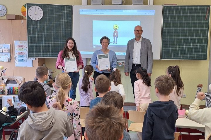 Die Schülerinnen und Schüler der Klassen 1a und 1b der Grundschule an der Pestaloz-zistraße in Ingolstadt führen eine Bewegungsübung aus dem Schulprogramm Klas-se2000 durch. v.l. Eva Heller (Klassenlehrerin), Iris Lechner (Konrektorin) und Ulrich Resch (Direktor AOK Ingolstadt) Urhebervermerk: © Rainer Stegmayr