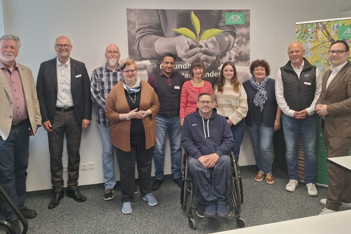 Gruppenbild bei der Vergabesitzung in der AOK Ingolstadt:
v.l. Ewald Kommer (Mitglied des Verwaltungsrats der AOK Bayern), Ulrich Resch (AOK-Direktor) 
v.r. Christian DeLapuente (Beiratsvorsitzender der AOK Ingolstadt)
Raimund Schuster (AUDI BKK Krankenkassenbeirat Runder Tisch Region 10 Ingolstadt), Anita Bordon-Kornke (Gesundheitsamt Ingolstadt), Carolin Schlupf (Gesundheitsamt Ingolstadt)
5.v.l. Nikhil Shah (Leiter des DAK-Servicezentrums Ingolstadt)
zusammen mit den anwesenden Selbsthilfevertretern 

Urhebervermerk: © Rainer Stegmayr