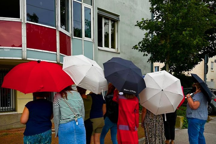 Protest in St. Vinzenz mit Regenschirmen