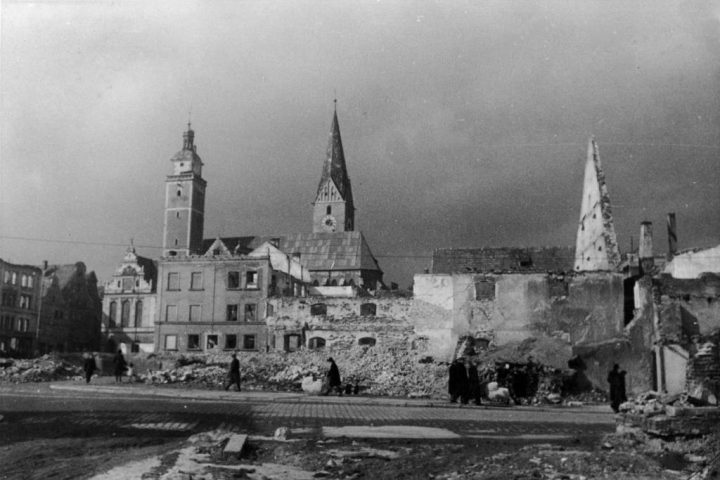 Rathausplatz 1945_Stadtarchiv