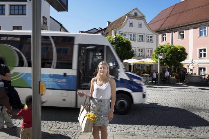 Bildunterschrift: Nicht nur in neuer Optik, sondern mit einem ganz neuen Angebot fährt der STADTVERKEHR in Eichstätt seit knapp zwei Jahren – nun ziehen die STADTWERKE und die Stadt eine erste Bilanz und passen das Angebot an. Foto: Grimm/Stadt Eichstätt
