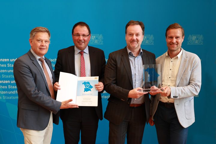 BU: SWI-Geschäftsführer Matthias Bolle (2.v.r.) und SWI-Marketingleiter Andreas Schmidt (r.) freuten sich über die Auszeichnung als „Heimatverbundenes Unternehmen“, die sie von Staatssekretär Martin Schöffel (2.v.l.) für den Umweltpreis der Stadtwerke überreicht bekommen haben. Links im Bild ist der Ingolstädter Landtagsabgeordnete Alfred Grob. Foto: Bay. Finanzministerium