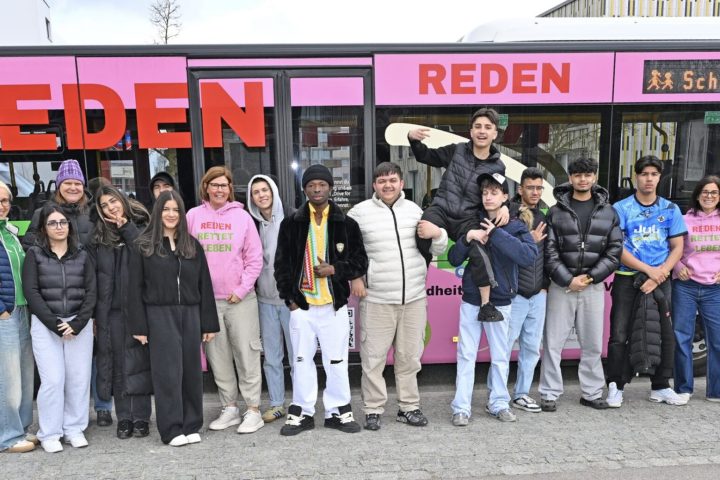 Mit dem Bus „Drive for life“ fuhr die Klasse 9 P der Sir-William-Herschel-Mittelschule zu verschiedenen Hilfestellen. Foto: Caritas / Peter Esser