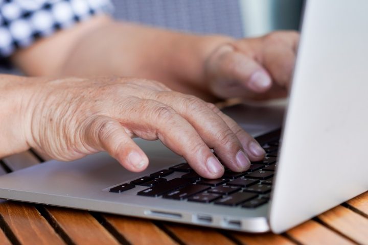 Seniorin_Laptop_chinnarach