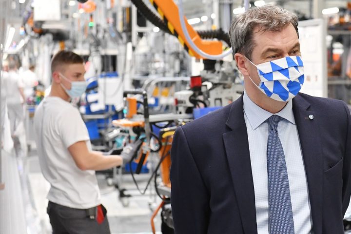 Minister President Dr. Markus Söder toured the Audi plant in Ingolstadt this Monday to witness the restart of production as well as the extensive measures being taken to protect the health of workers there.