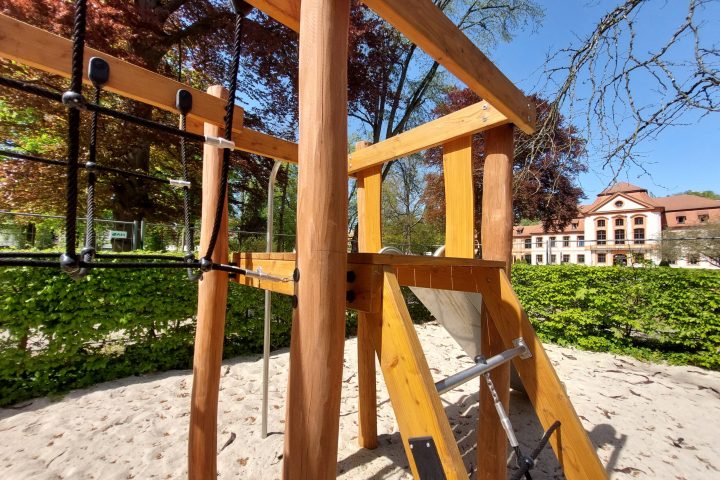 Wird am Samstag gebührend mit einem Familientag eingeweiht: Der neue Spielplatz im Hofgarten, der nun fertig ist. Ab 14 Uhr sind zahlreiche Aktionen für Groß und Klein geboten. Im Sand unter dem neuen Spieleturm gibt es für fleißige kleine Buddler sogar eine Überraschung zu entdecken. Foto: Fries/Stadt Eichstätt