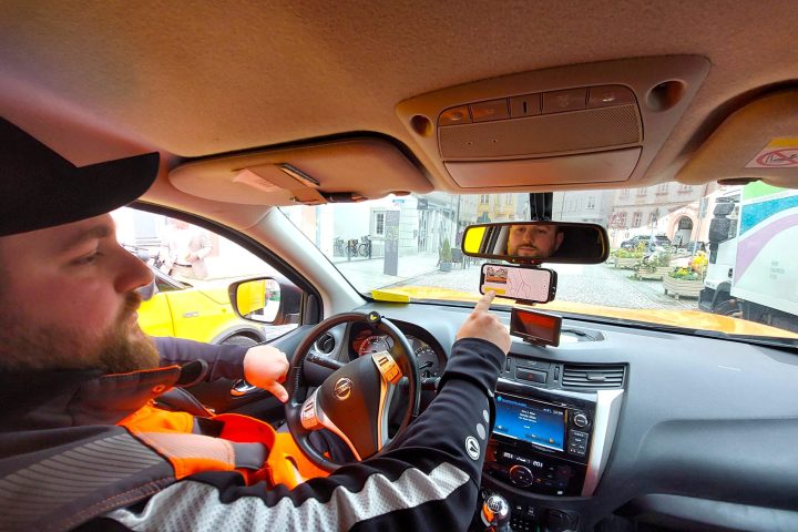 Ein Klick vor dem Losfahren reicht Maximilian Zehentmeier vom städtischen Bauhof aus. Nun erfasst sein Handy im Bauhofauto auf dem Weg zum nächsten Einsatz über die Handykamera alle Straßen und Verkehrszeichen auf dem Weg. Eine künstliche Intelligenz analysiert dann den Zustand – und gibt Bescheid, wenn ein Schlagloch gefüllt oder ein verblichenes Schild neu montiert werden muss. Doch das neue Programm kann zum Beispiel auch beim Winterdienst helfen. Foto: Sophie Fries/Stadt Eichstätt